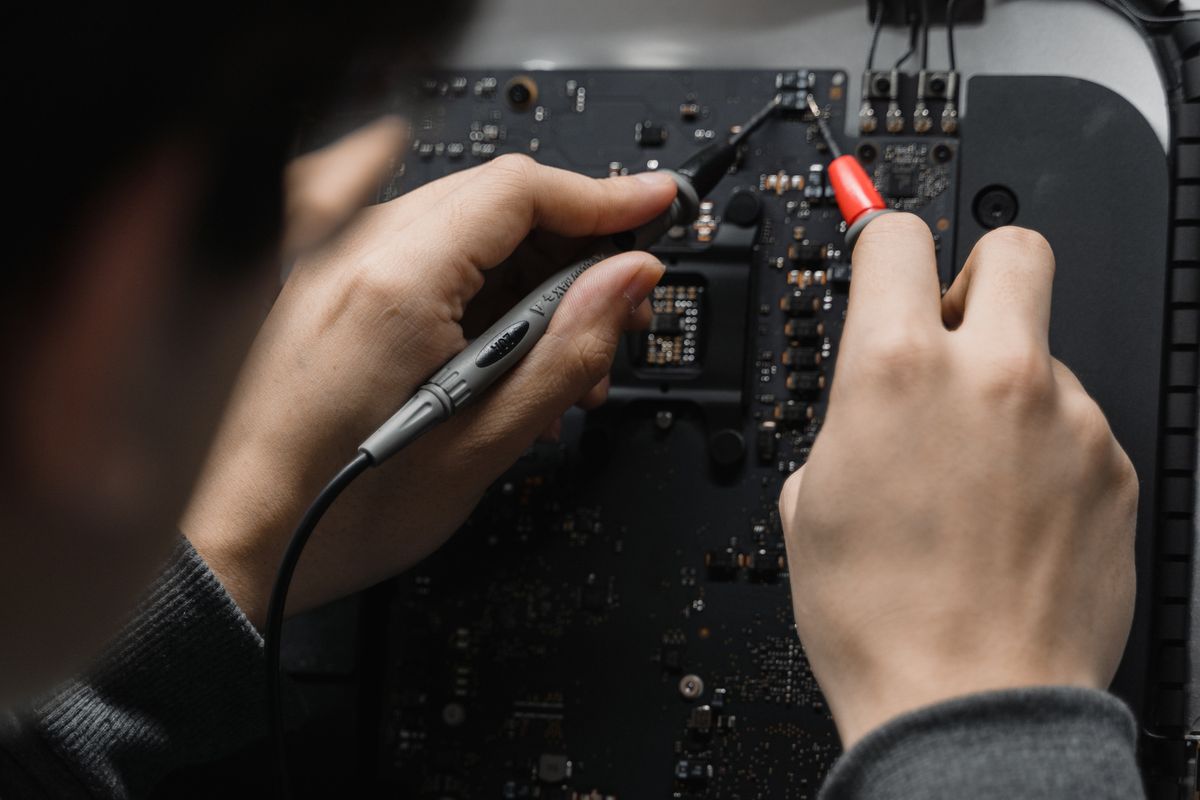 Probing a circuit board with measurement probes
